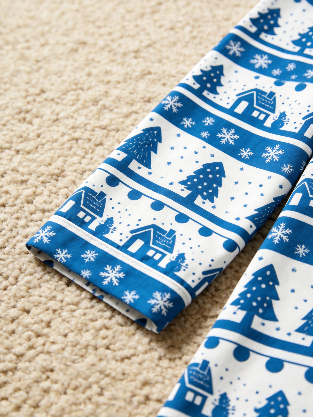 Two-Piece Set Classic Christmas Tree and Snowflakes Print Couple Christmas Pajamas