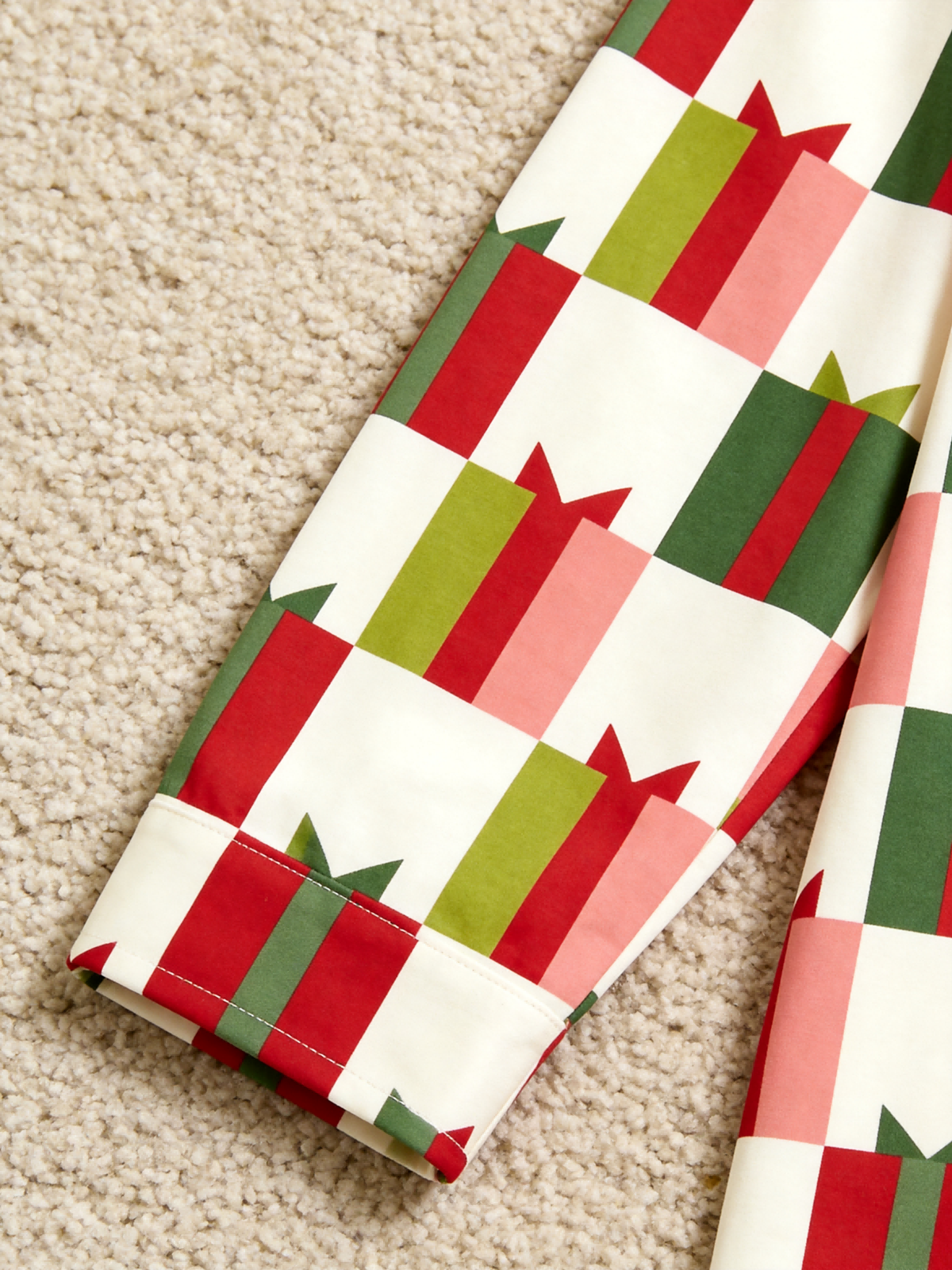 Two-Piece Set Matching Couple Christmas Two-Piece Button-Down Long Sleeve PJS Set with Pockets Festive Holiday Gift Box Print Matching Pajamas